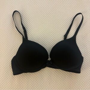 Victoria’s Secret women’s black push-up plunge bra 32C